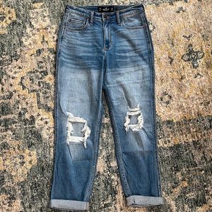 Hollister Ultra High-Rise Mom Jean!